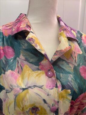 Water color floral vintage dress
 Beautiful!
style is classic